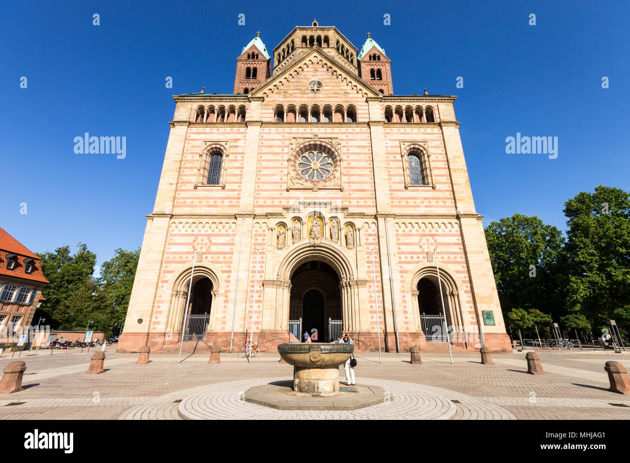 Speyer, Germania. La facciata ovest della Imperial Basilica Cattedrale dell Assunzione e Santo Stefano. Un sito del Patrimonio mondiale dal 1981 e la più grande di roma Foto Stock