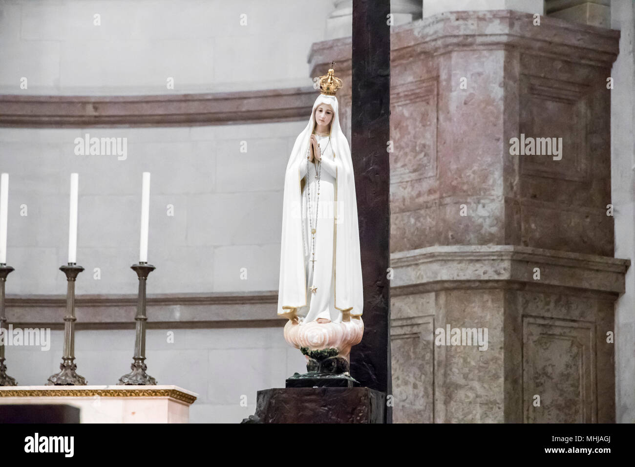 La statua della Madonna o il rosario all interno della Basilica, parte del santuario mariano e il Santuario di Nostra Signora di Fatima, Portogallo Foto Stock