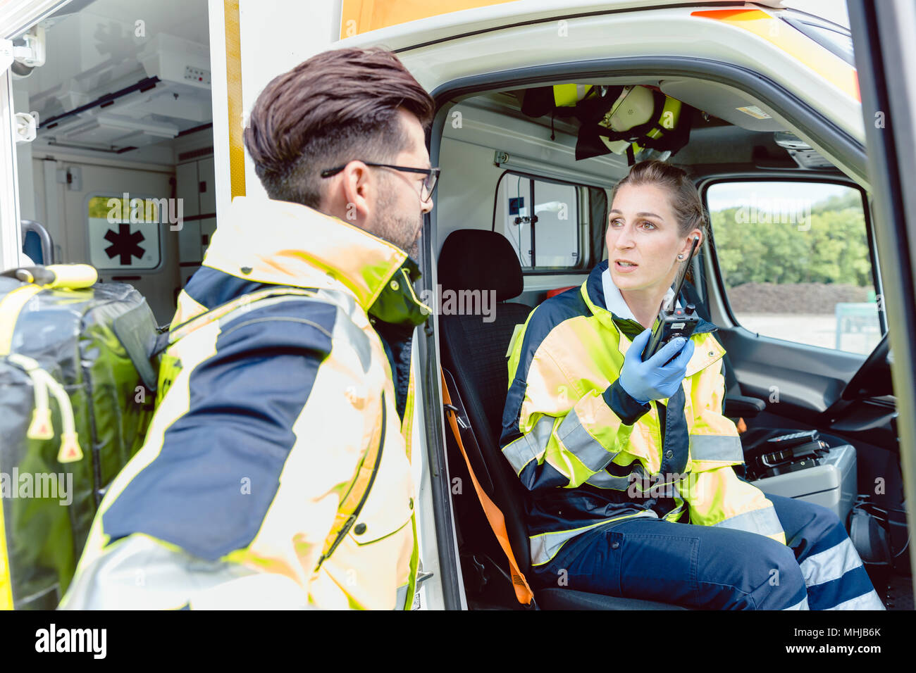 I paramedici in ambulanza in contatto radio con la sede centrale Foto Stock