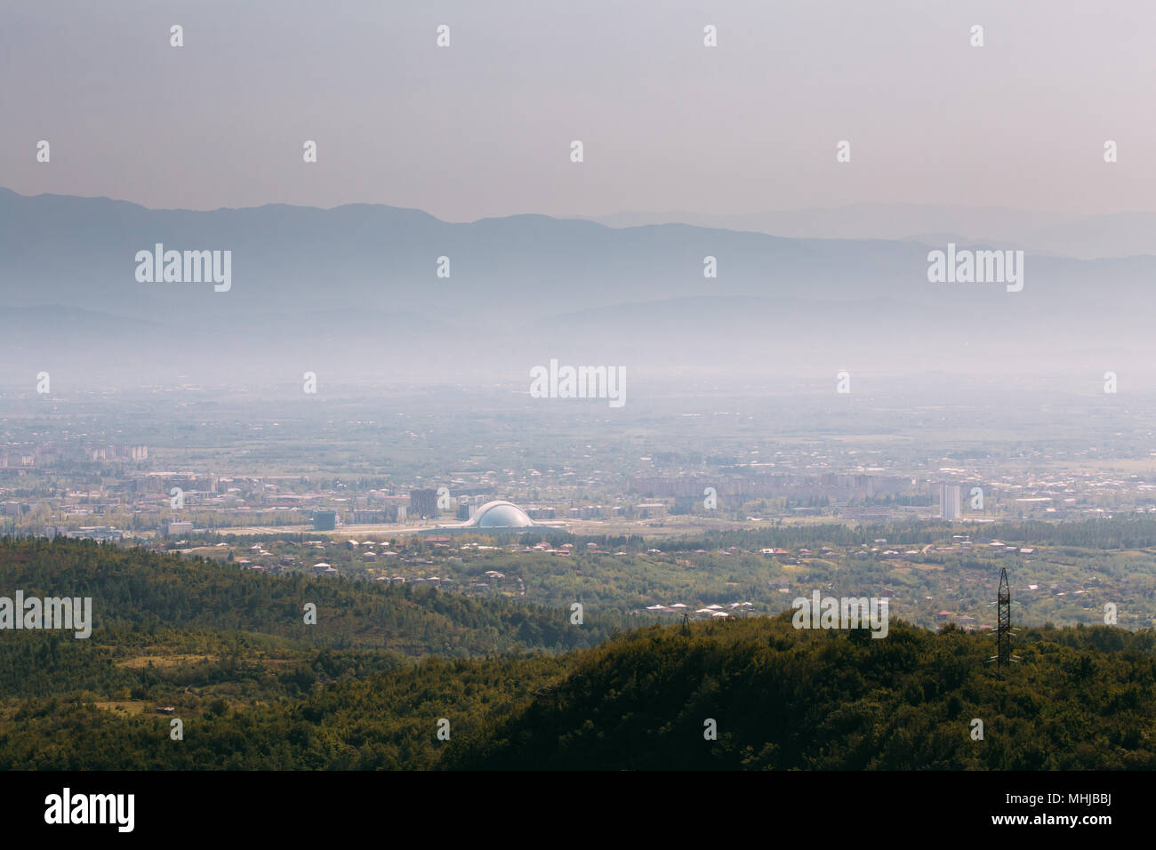 Kutaisi, Georgia. Nuovo edificio del parlamento della Georgia. Autunno Cityscape nella giornata di sole. Foto Stock