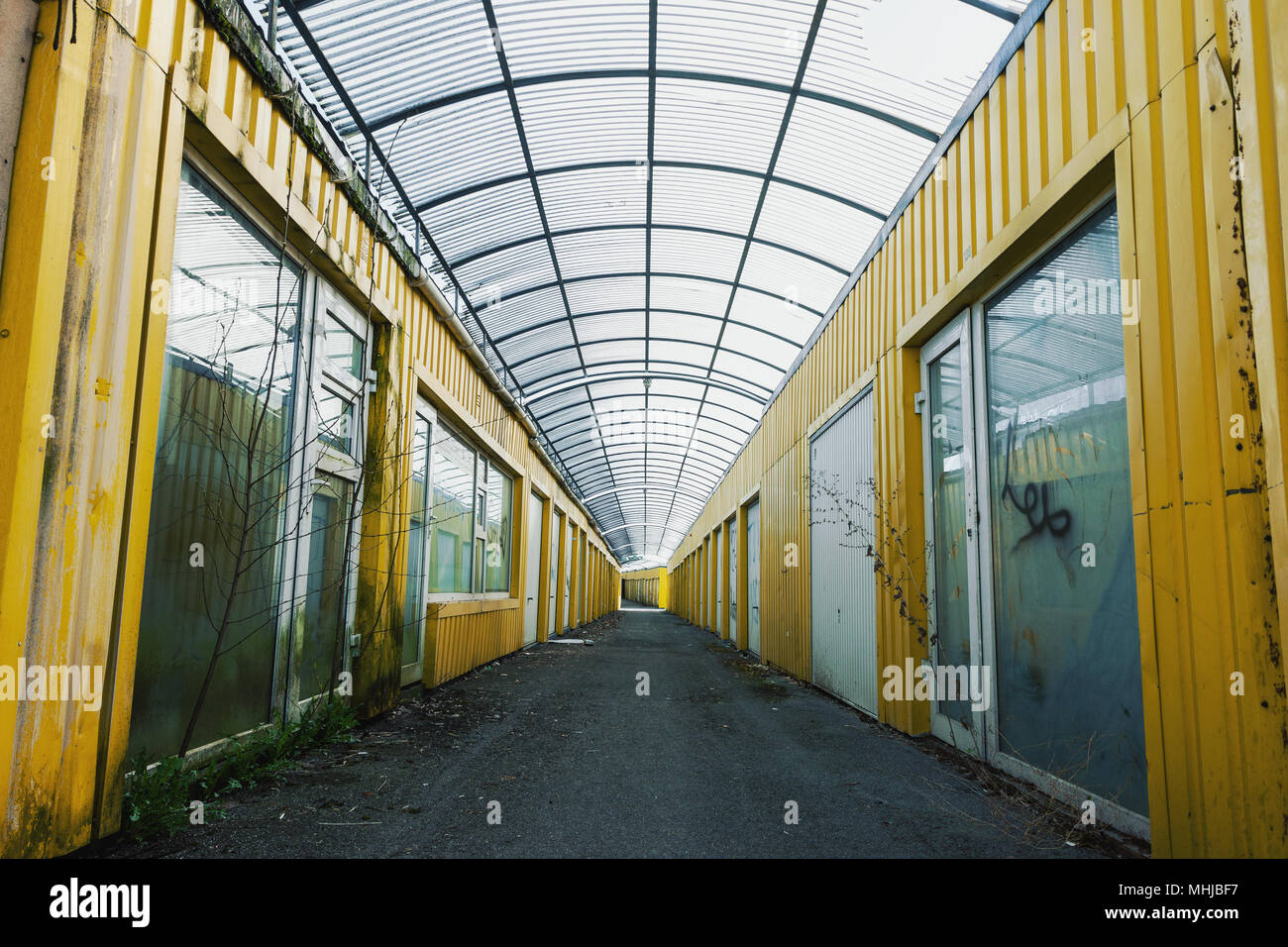 Il vecchio magazzino abbandonato hall sporco il degrado urbano con punto di fuga Foto Stock