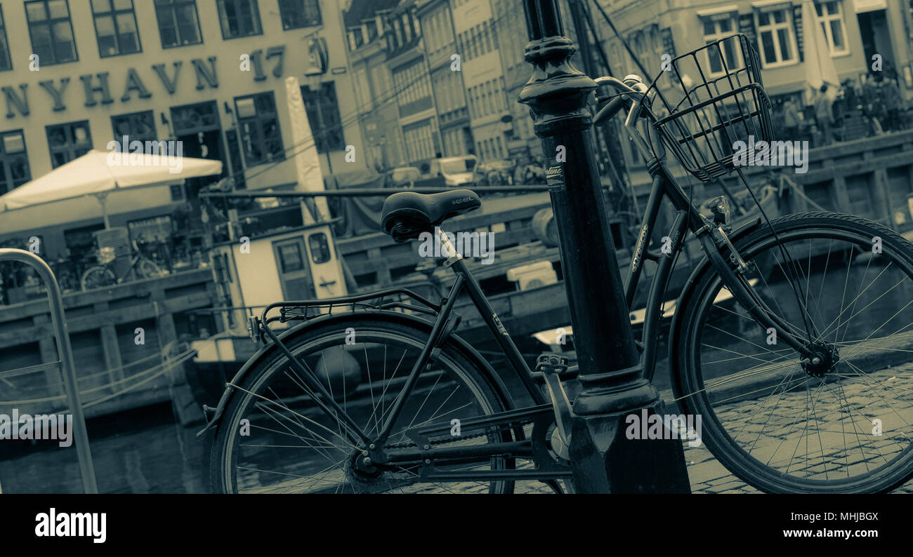 Catturare l'essenza di Copenhagen, Danimarca. Escursioni in bicicletta, passeggiate rilassanti e occupato di negozi di caffè rendere a Copenaghen un eccellente città per il weekend. Foto Stock