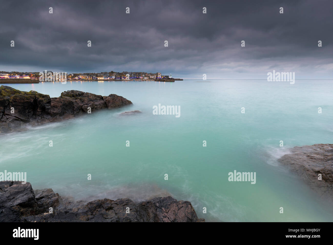 St Ives; cercando di Area del Porto di notte; Cornovaglia; Regno Unito Foto Stock