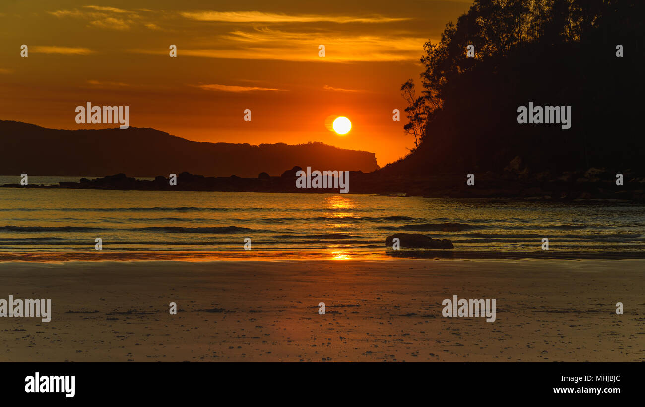 Sole che sorge sul promontorio - Catturare il sunrise dal punto umina all Umina Beach sulla costa centrale, NSW, Australia. Foto Stock