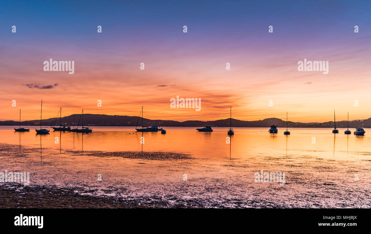 Barche della Baia - Catturare il tramonto dalla Koolewong Foreshore sulla costa centrale, NSW, Australia. Foto Stock