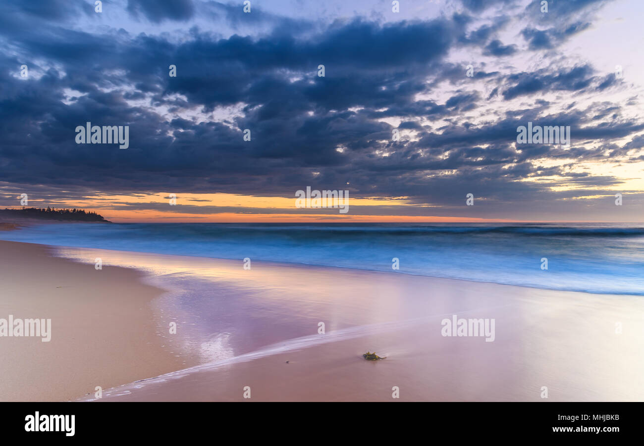 Alba Seascape dalla spiaggia - Catturare il tramonto dalla Shelly Beach sulla costa centrale, NSW, Australia. Foto Stock