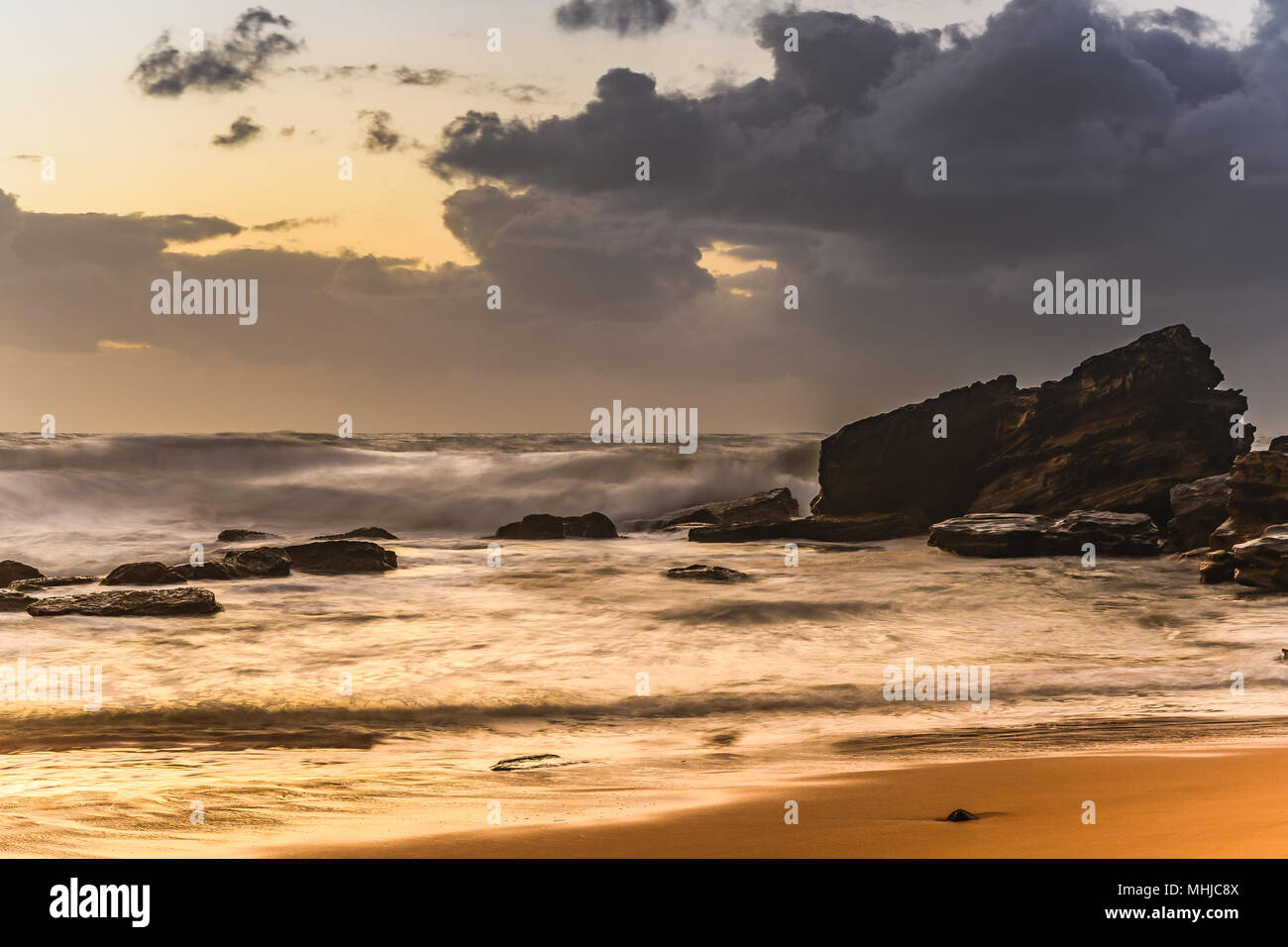 Rocky Seascape - guardare il tramonto a Killcare Beach, Central Coast, NSW, Australia. Foto Stock