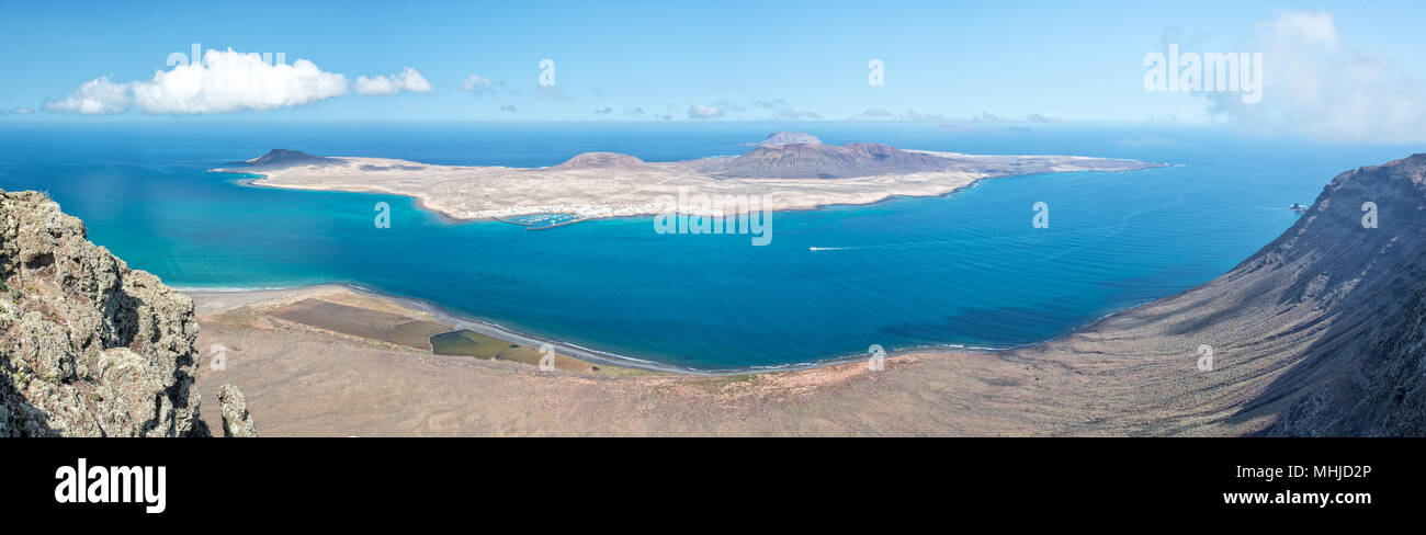 Panorama di La Graciosa island, vista aerea dal Mirador del Rio a Lanzarote, Isole canarie, Spagna Foto Stock