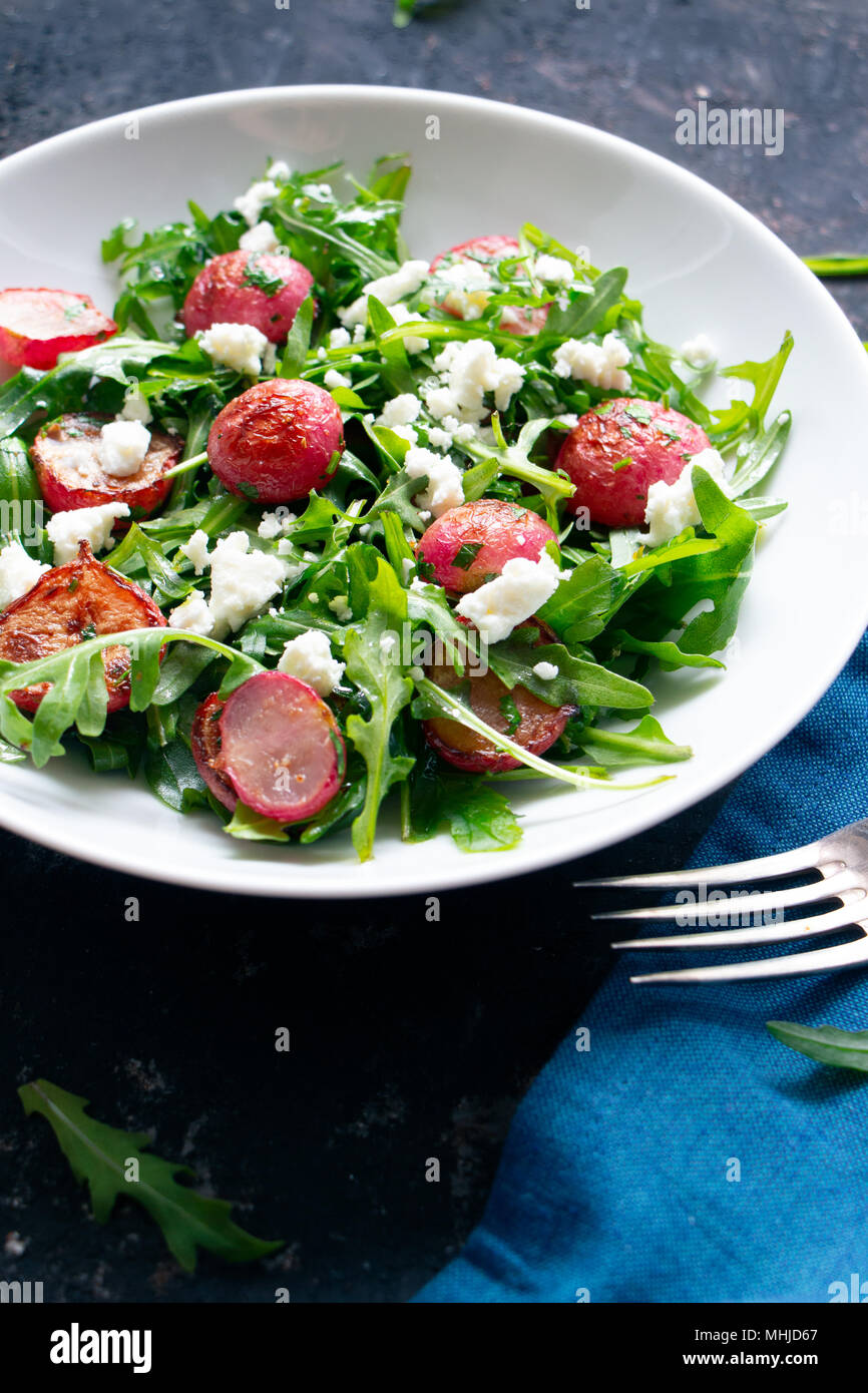 Fresca insalata di rucola con arrosti di ravanelli e formaggio feta Foto Stock