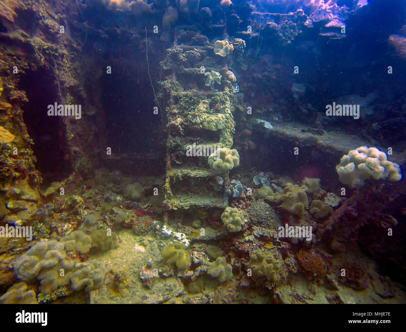 Scale su una nave da carico del giapponese della Marina Imperiale affondato a Truk laguna durante la II Guerra Mondiale Foto Stock