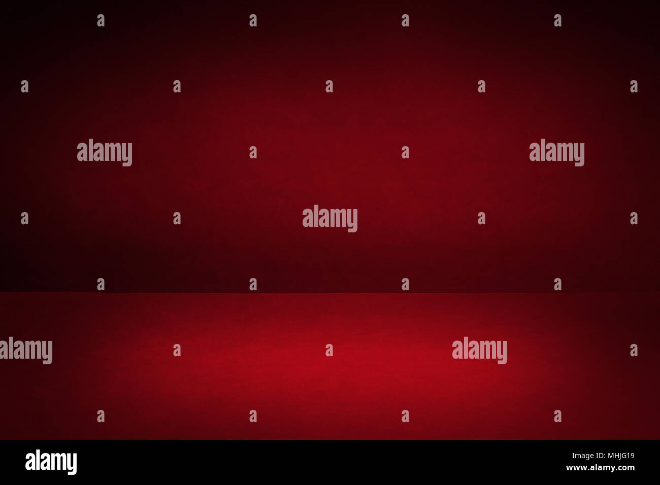 Rosso scuro spazio studio con luce spot. Modello e lo sfondo Foto Stock