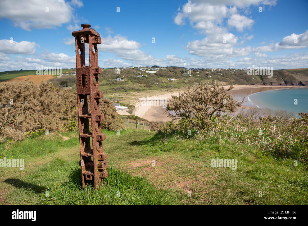 Metallo arrugginito sopra verricello Freshwater East Beach, Pembrokeshire, Galles Foto Stock