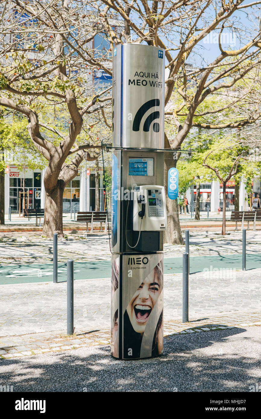 Il portogallo Lisbona, 29 aprile 2018: telefono pubblico o telefono a gettoni e wifi Foto Stock