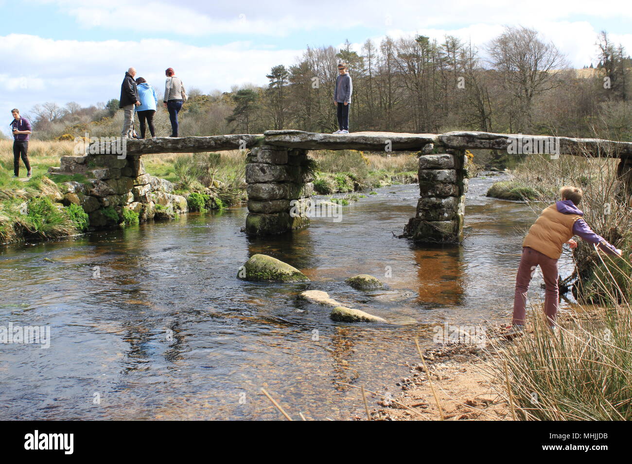Due Ponti è un luogo isolato sul fiume Dart Ovest popolare con gli escursionisti Nel cuore del Parco Nazionale di Dartmoor, Devon, Inghilterra, Regno Unito, Peter Grant Foto Stock
