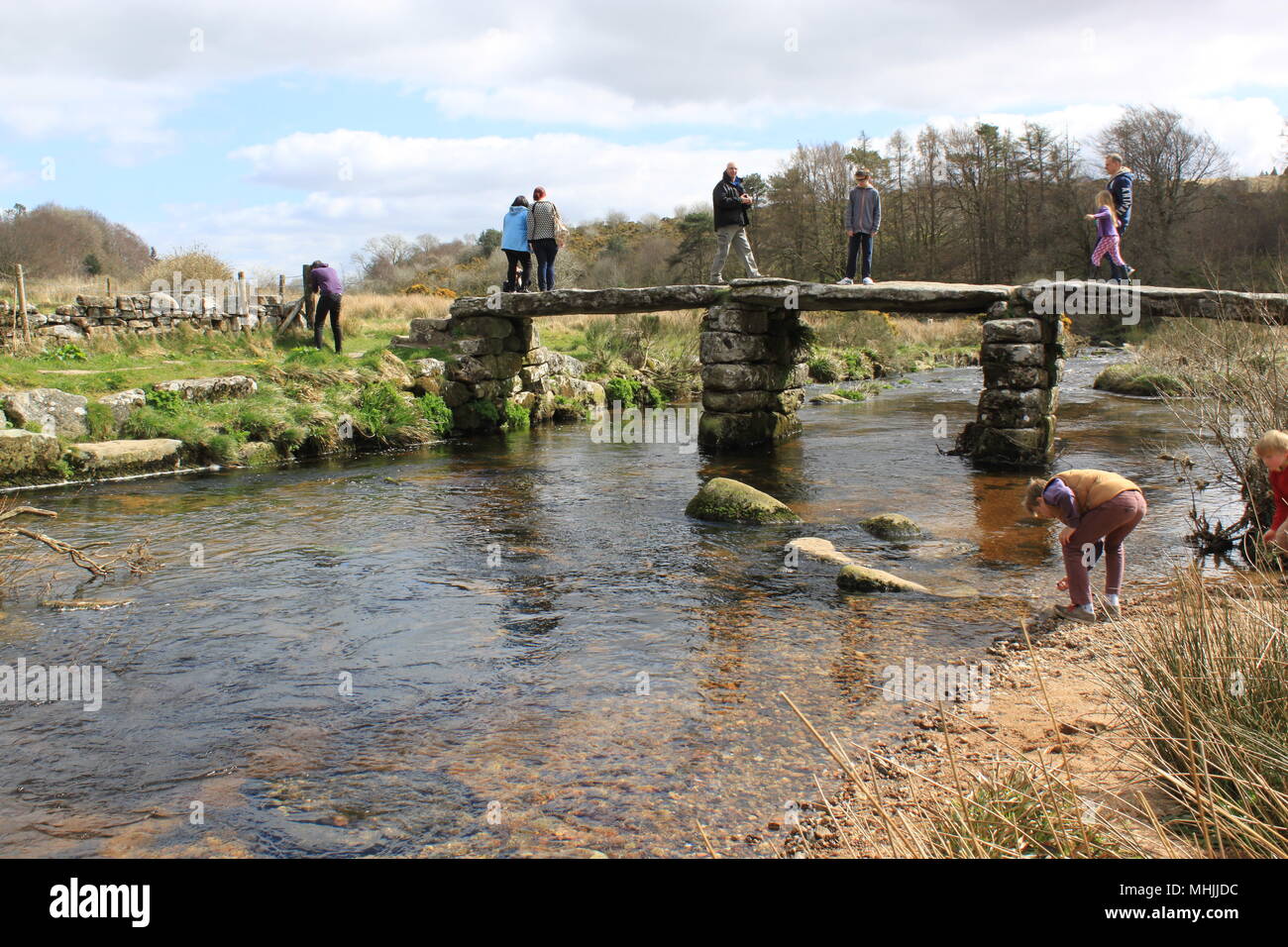 Due Ponti è un luogo isolato sul fiume Dart Ovest popolare con gli escursionisti Nel cuore del Parco Nazionale di Dartmoor, Devon, Inghilterra, Regno Unito, Peter Grant Foto Stock
