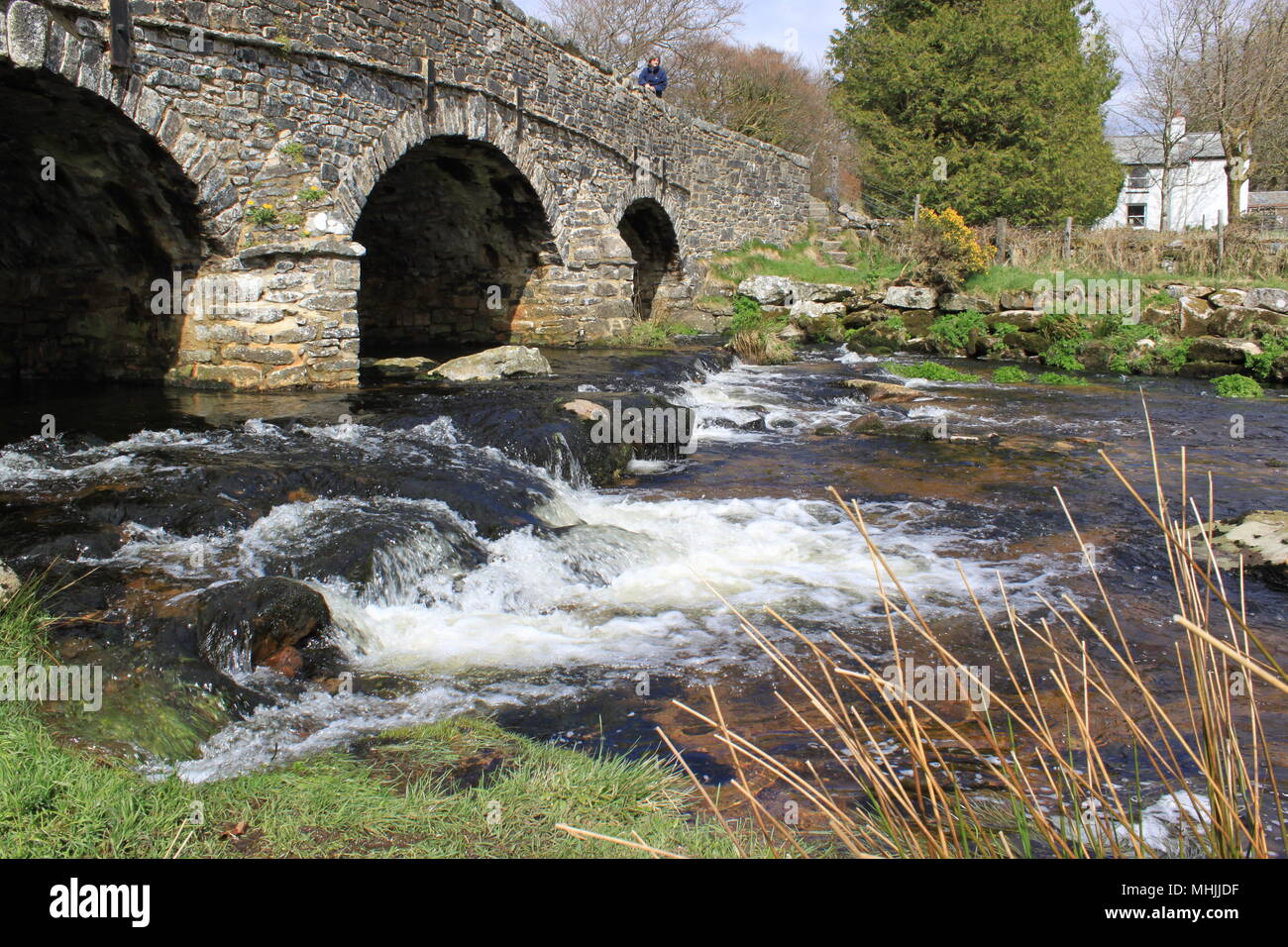 Due Ponti è un luogo isolato sul fiume Dart Ovest popolare con gli escursionisti Nel cuore del Parco Nazionale di Dartmoor, Devon, Inghilterra, Regno Unito, Peter Grant Foto Stock