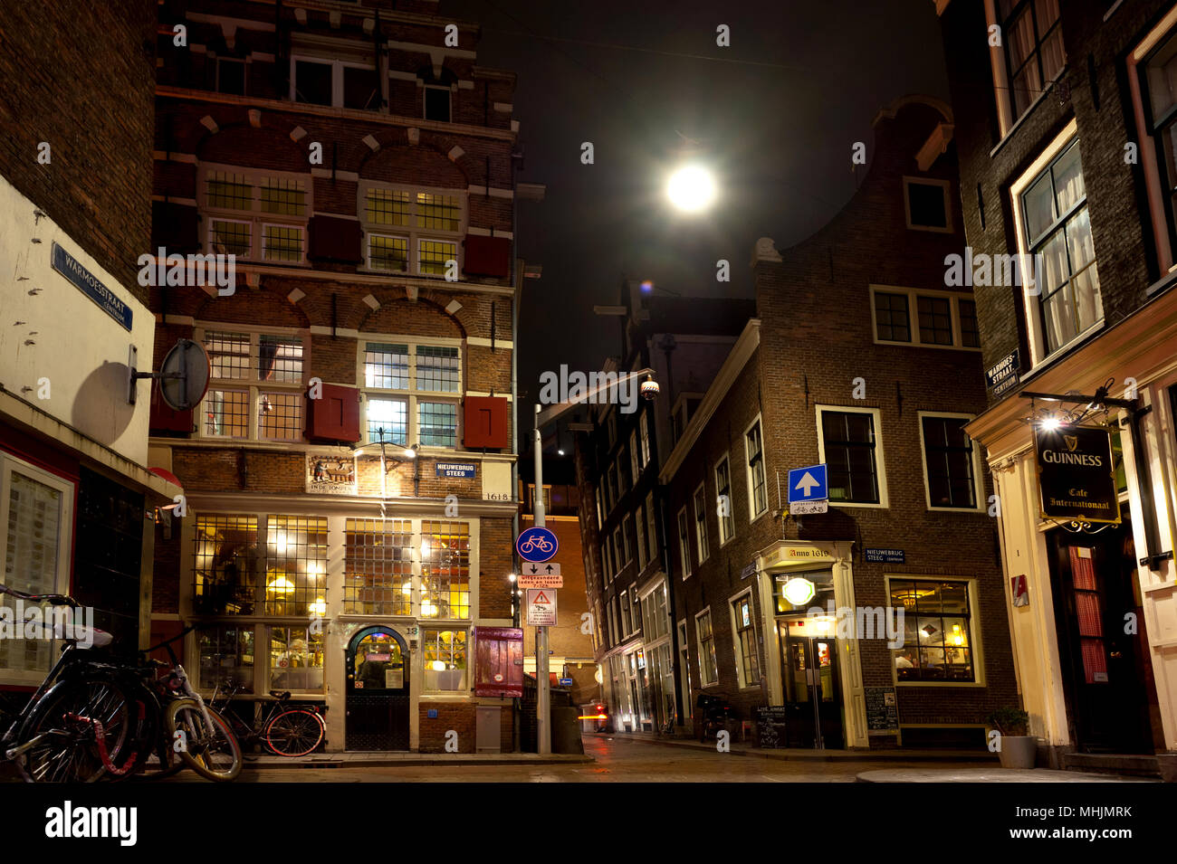 AMSTERDAM, PAESI BASSI - 12rd del marzo 2012: Bellissimo case tradizionali in Amsterdam by night sfondo. Marzo 12th, 2012. Amsterdam, Nether Foto Stock