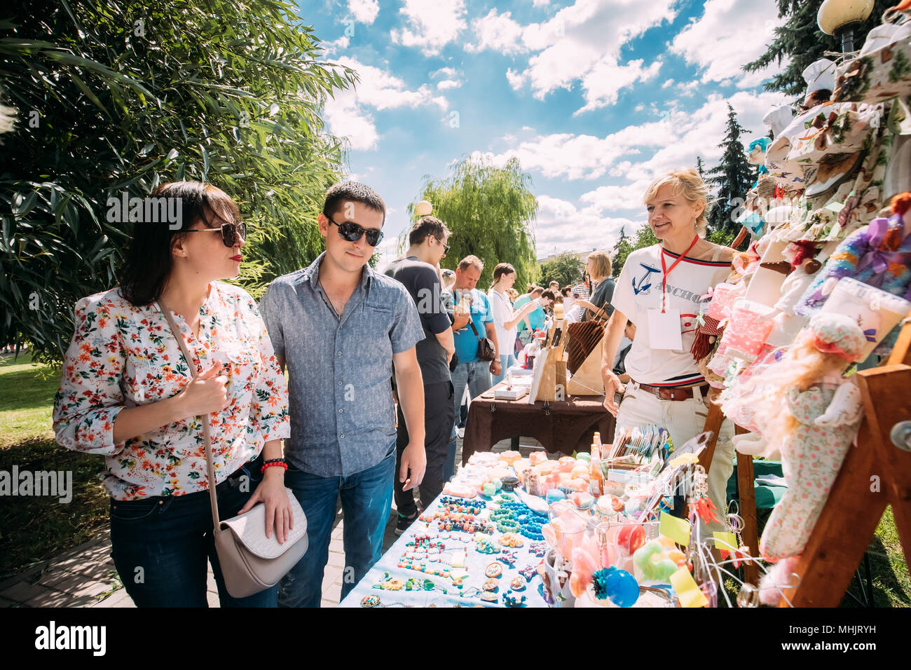 Gomel, Bielorussia. La gente che camminava sulla bella e soleggiata città nel giorno d'estate. Mostra di souvenir fatti a mano. Foto Stock