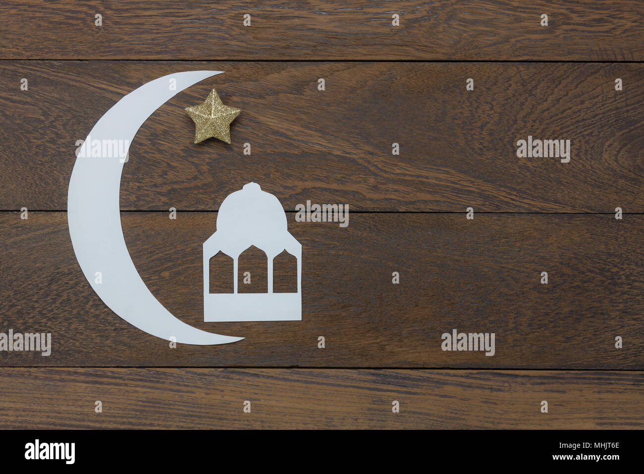 Table top visualizza immagine aerea di decorazioni Ramadan Kareem holiday sfondo.piatto carta laici carino il bianco luna & stella d'oro con castello islamico.Oggetto Foto Stock