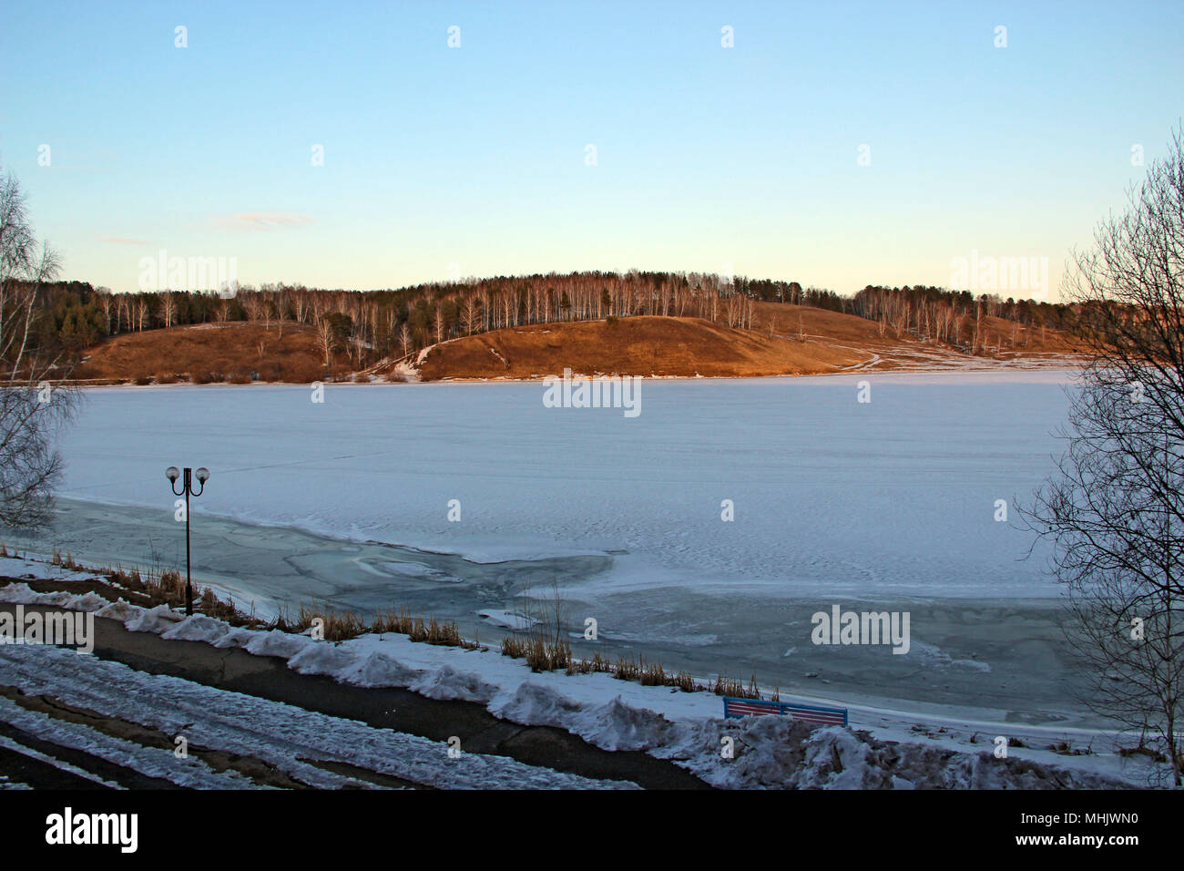 La vista dalla finestra sul ghiaccio coperta lago e montagna in anticipo Foto Stock