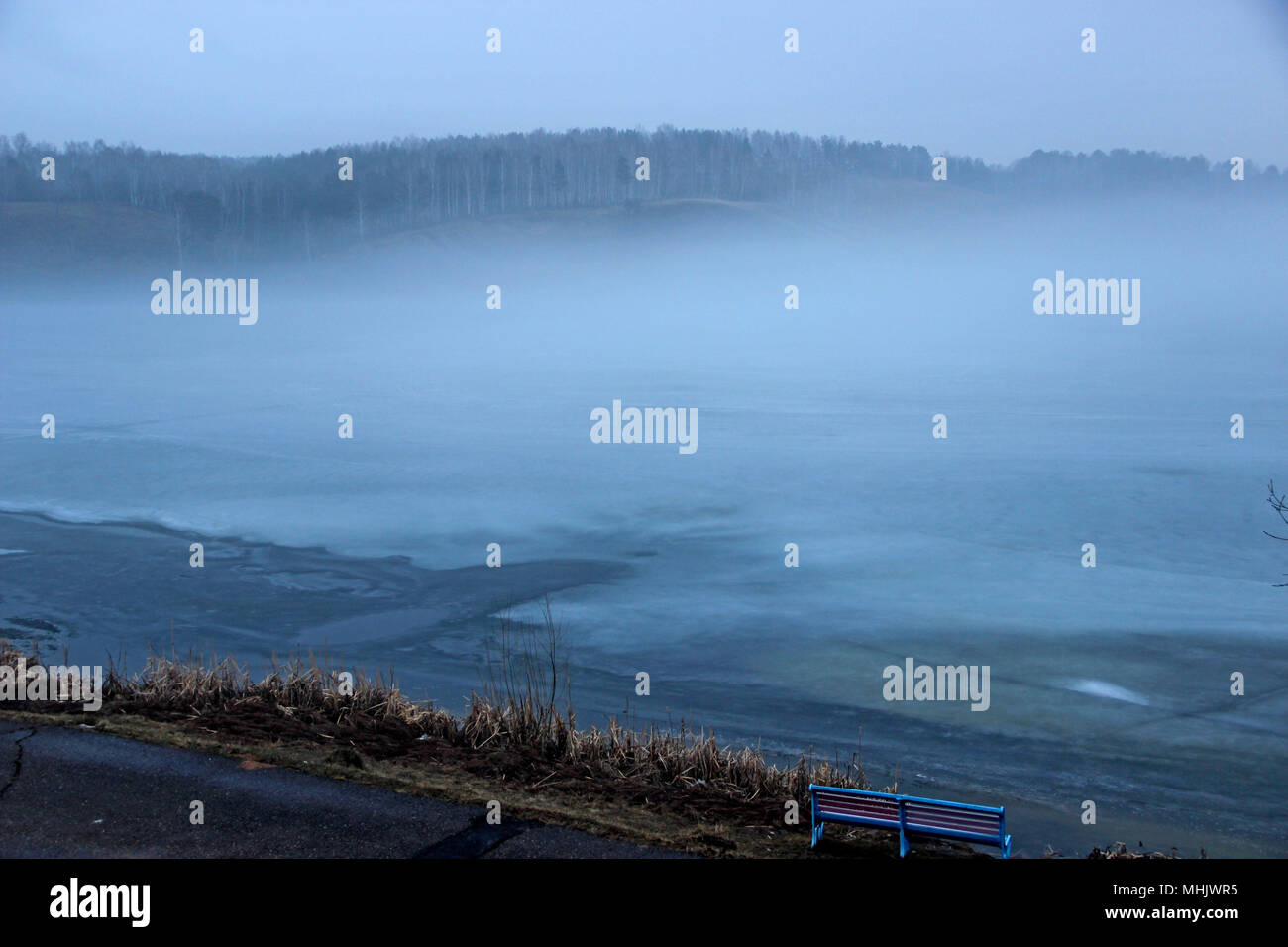La vista dalla finestra sul ghiaccio coperta lago e montagna in anticipo Foto Stock