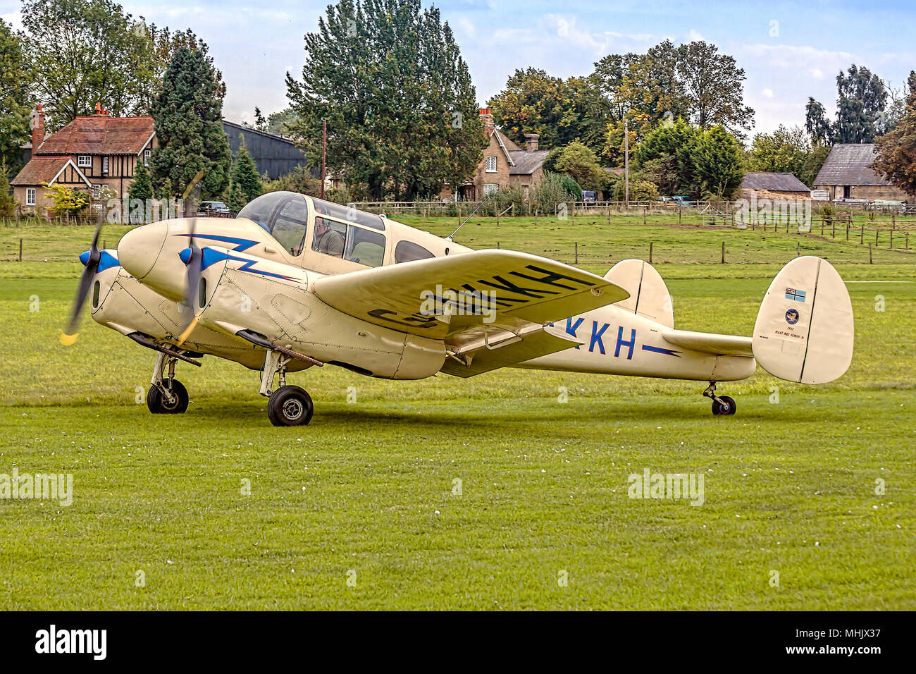 Sir John Allison taxi il suo 1947 Miglia Gemini 1G-AKKH in a Old Warden,UK, mentre siete in visita nel 2011. Canon EOS 50D. Foto Stock