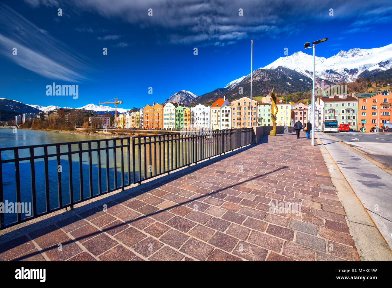 City scape di Innsbruck nel centro citta'. È la città capitale del Tirolo in Austria occidentale, Europa. Foto Stock