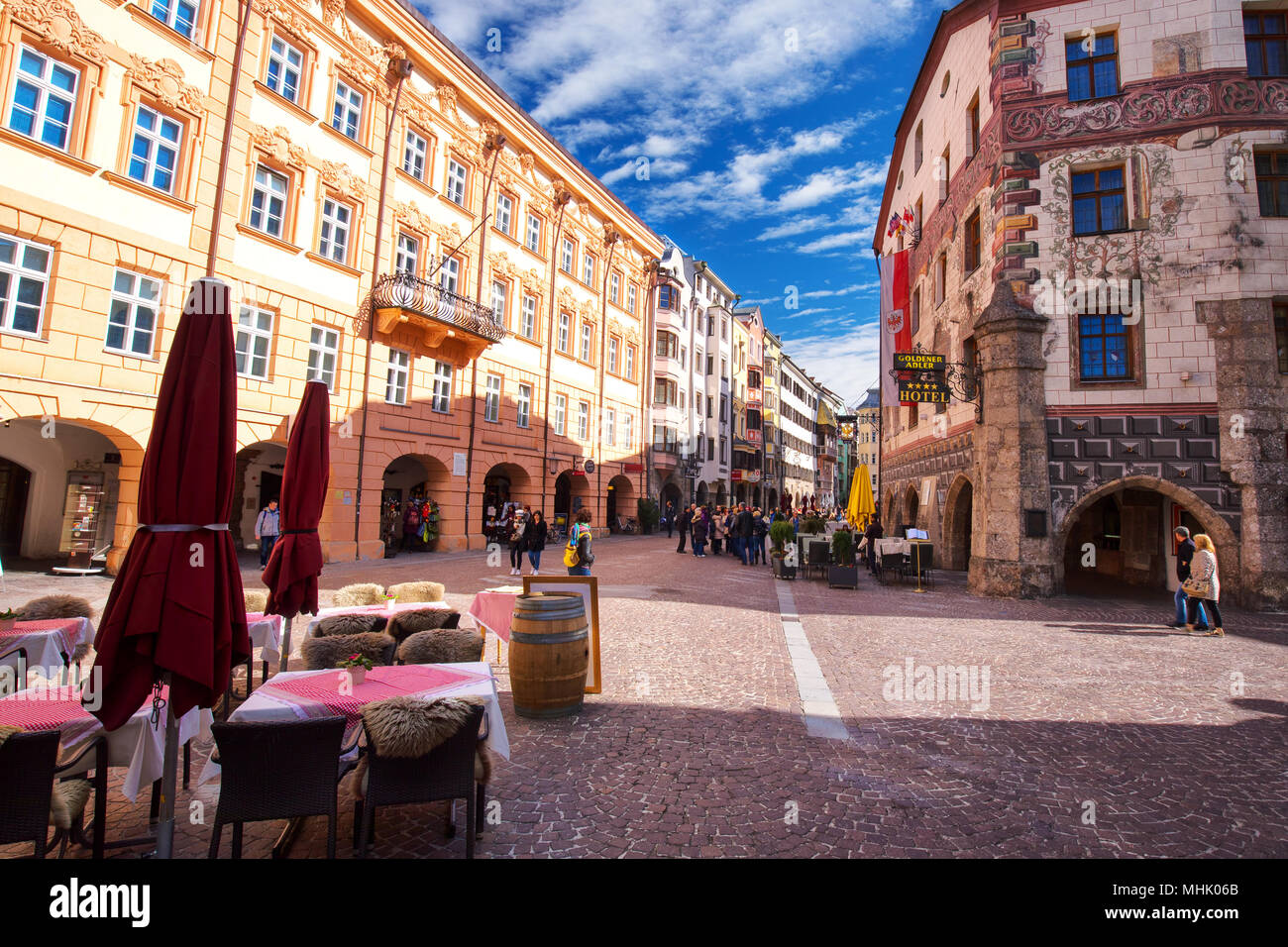City scape di Innsbruck nel centro citta'. È la città capitale del Tirolo in Austria occidentale, Europa. Foto Stock