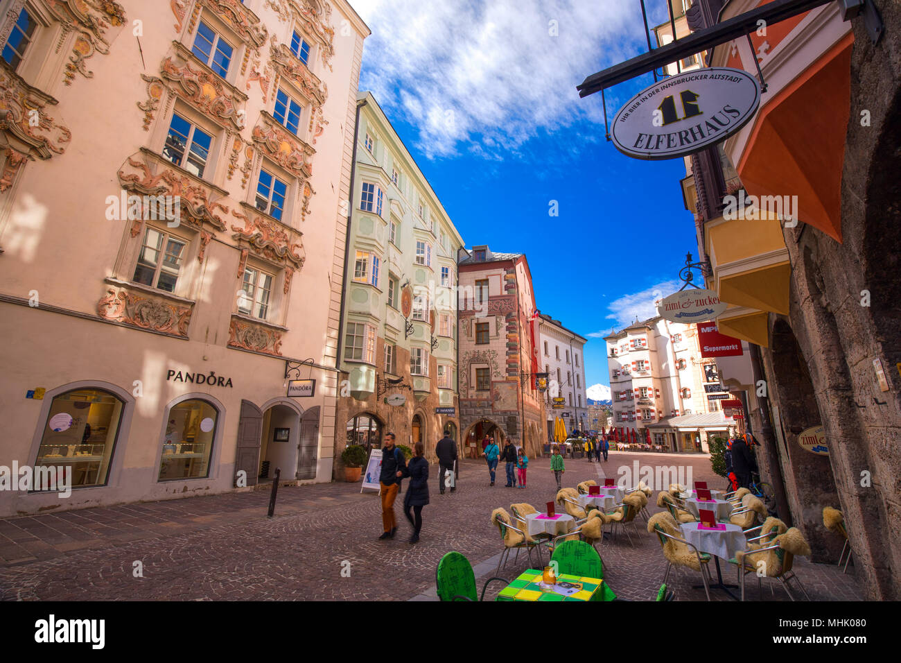 City scape di Innsbruck nel centro citta'. È la città capitale del Tirolo in Austria occidentale, Europa. Foto Stock