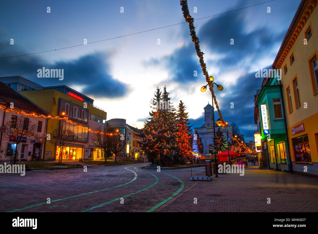 POPRAD, Slovacchia - Januar 2018 - San Egidio strada di notte con decorazioni natalizie e luci, Poprad, la Slovacchia, l'Europa. Foto Stock