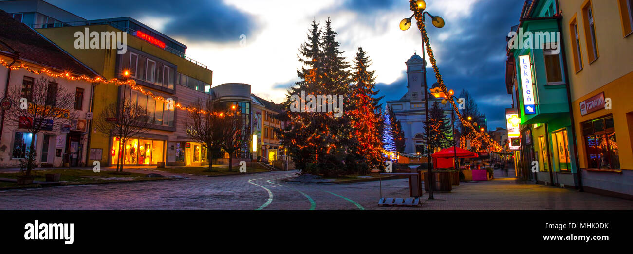 POPRAD, Slovacchia - Januar 2018 - San Egidio strada di notte con decorazioni natalizie e luci, Poprad, la Slovacchia, l'Europa. Foto Stock
