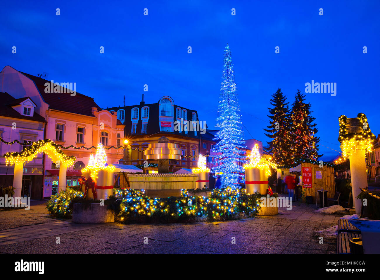 POPRAD, Slovacchia - Januar 2018 - San Egidio strada di notte con decorazioni natalizie e luci, Poprad, la Slovacchia, l'Europa. Foto Stock