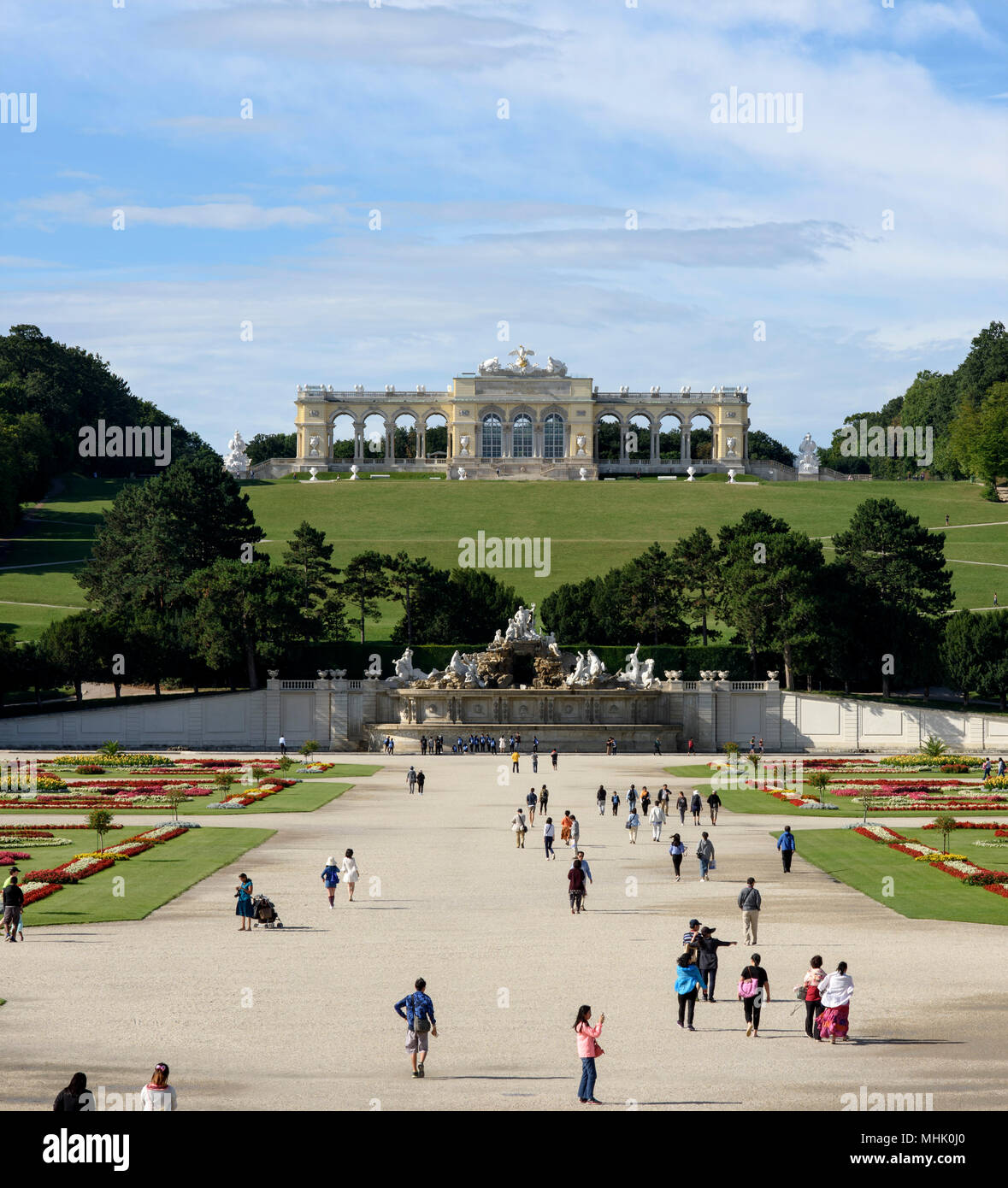 Il Palazzo di Schönbrunn con splendidi giardini è sulla lista del Patrimonio Mondiale dell'UNESCO a Vienna, Austria. Foto Stock