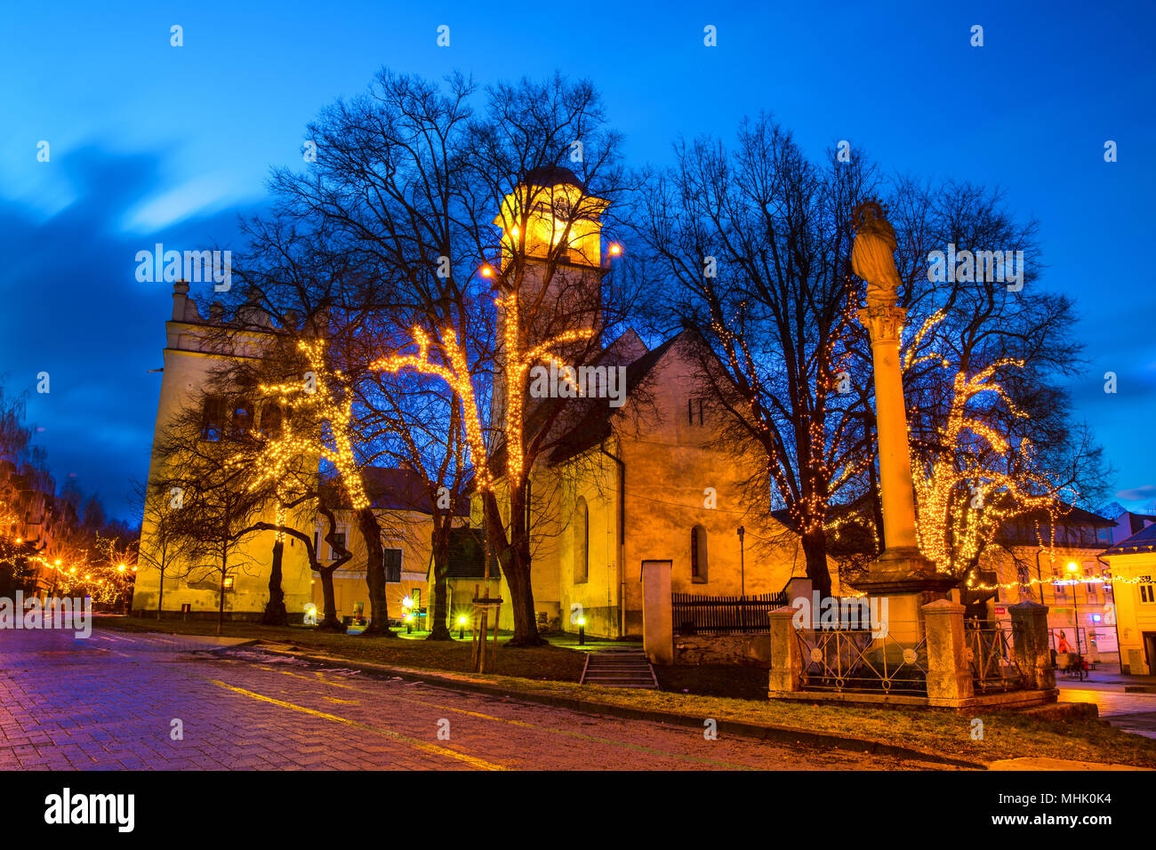POPRAD, Slovacchia - Januar 2018 - San Egidio strada di notte con decorazioni natalizie e luci, Poprad, la Slovacchia, l'Europa. Foto Stock
