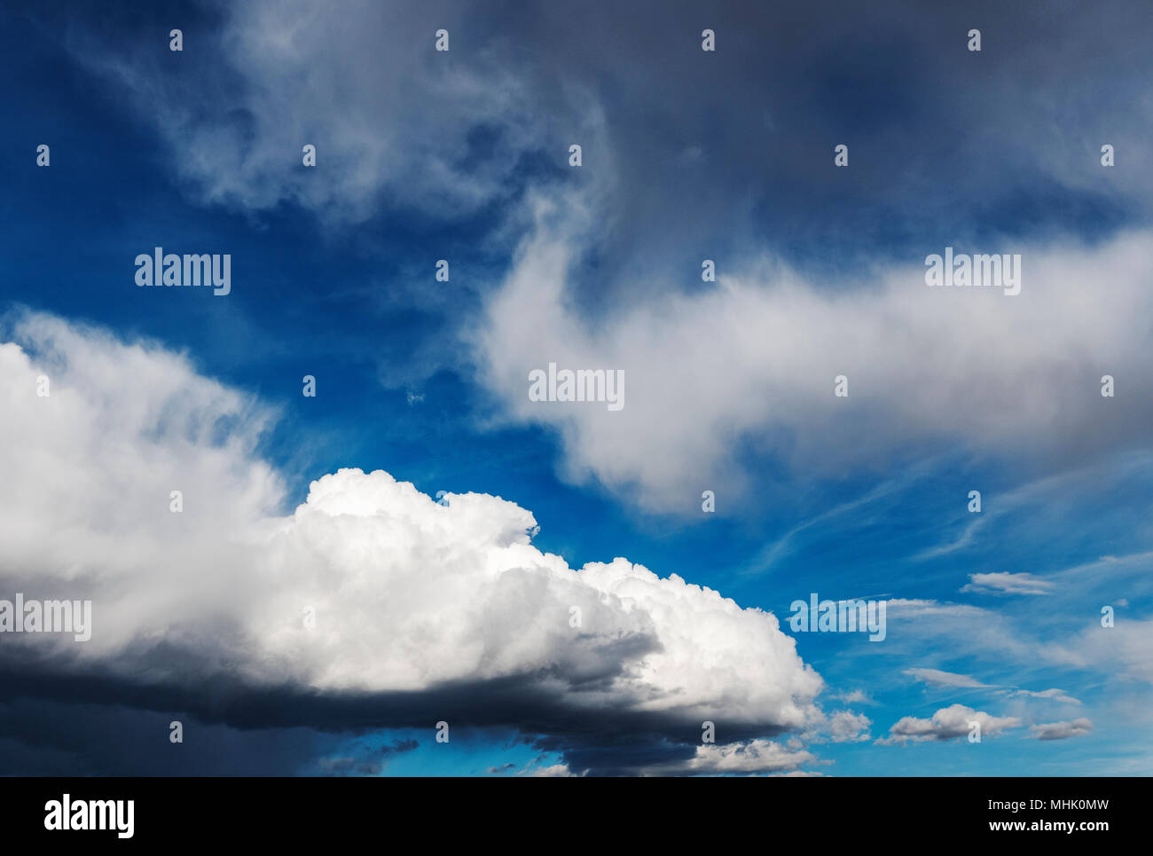 Cumulus nuvole contro un chiaro blu cielo Colorado Foto Stock