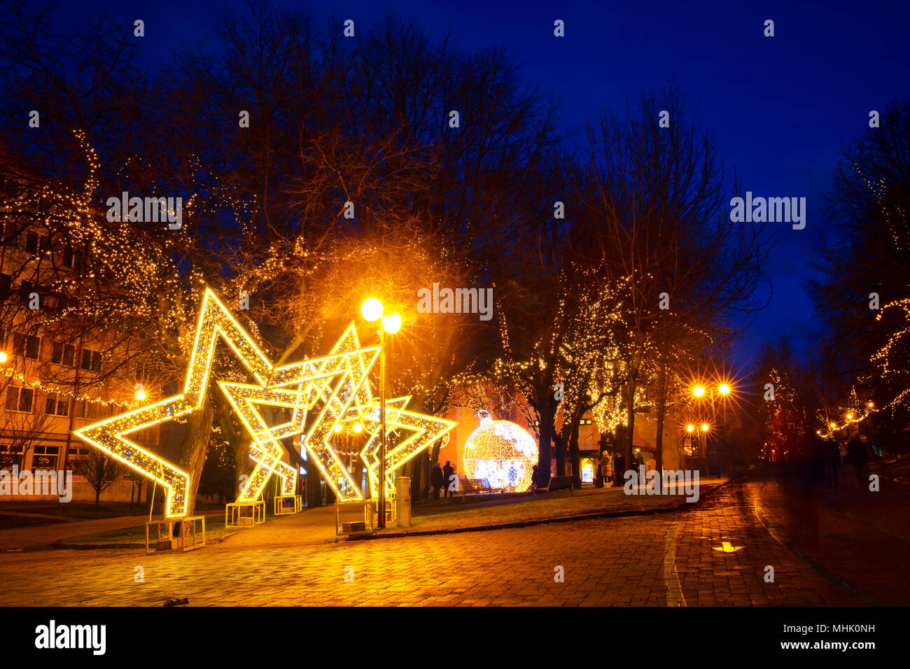 POPRAD, Slovacchia - Januar 2018 - San Egidio strada di notte con decorazioni natalizie e luci, Poprad, la Slovacchia, l'Europa. Foto Stock