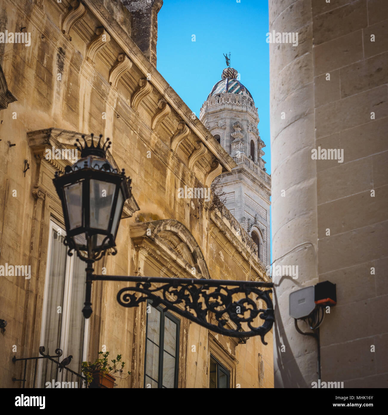 Lecce (Italia), Agosto 2017. Vista della parte superiore del campanile del Duomo barocco di Lecce dalla strada adiacente denominata Corte dei Cicala. Foto Stock