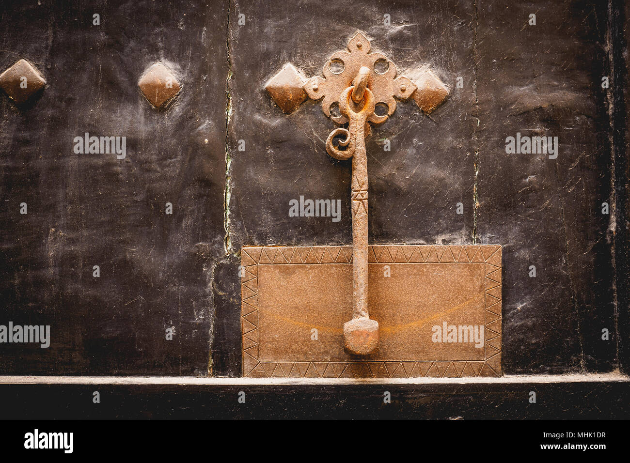 Porta in ottone respingente su una porta di legno scuro. Formato orizzontale. Foto Stock