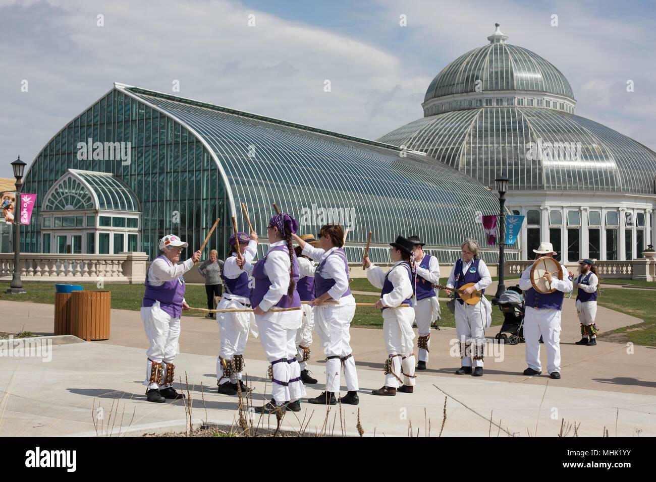 Danzatori e i musicisti si esibiscono al di fuori del Conservatorio di Como in St. Paul, Minnesota, Stati Uniti d'America. Foto Stock