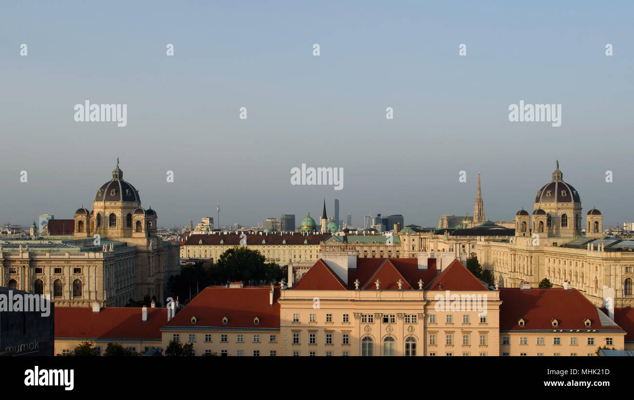 Lo skyline della Città Vecchia o Innere Stadt e moderni edifici di Vienna in Austria. In primo piano è il MuseumsQuartier. Foto Stock