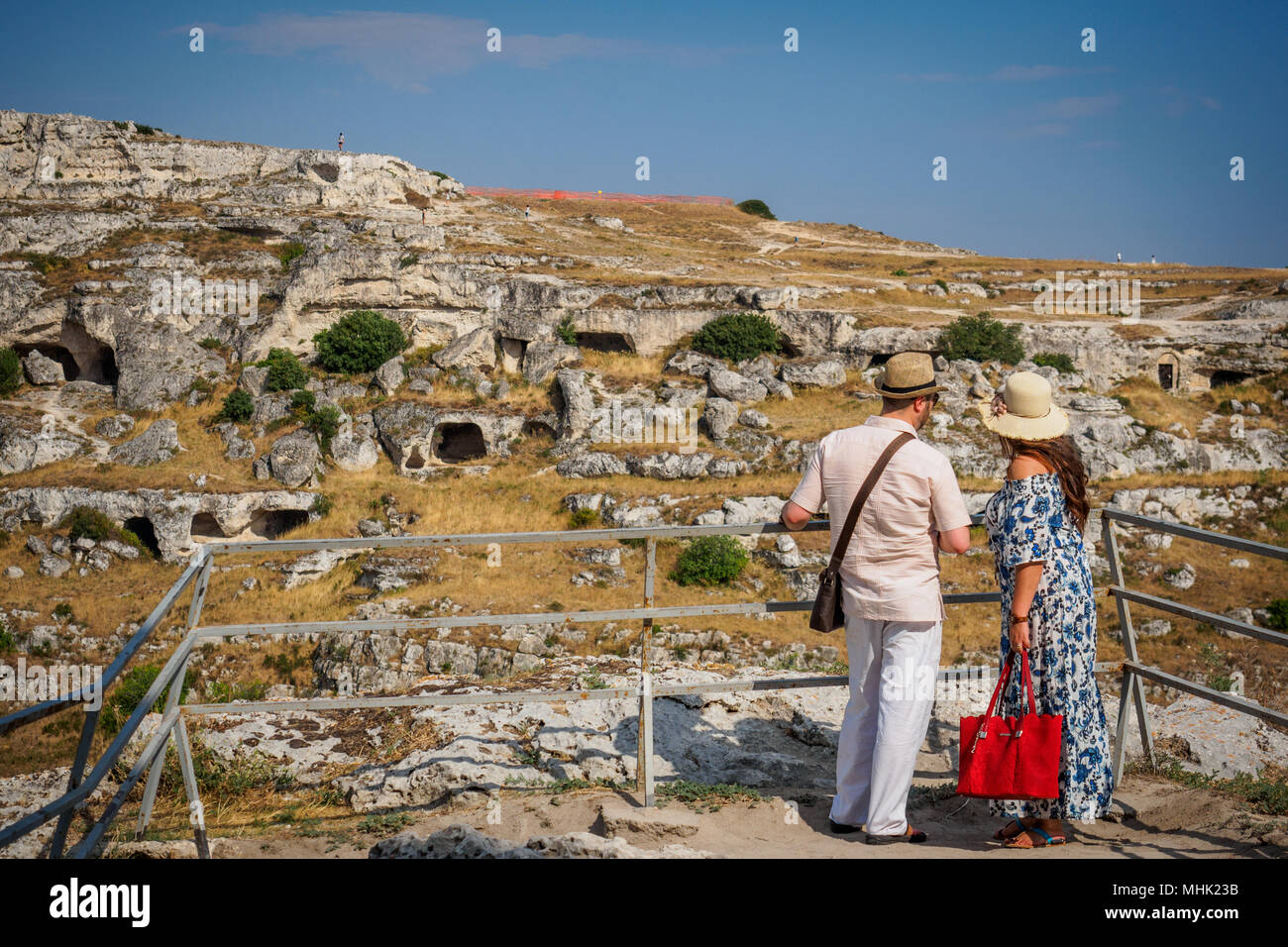 Matera (Italia), settembre 2017. Per turisti in cerca di antichi insediamenti rupestri di fronte all'antica città denominata 'assi' formato paesaggio. Foto Stock