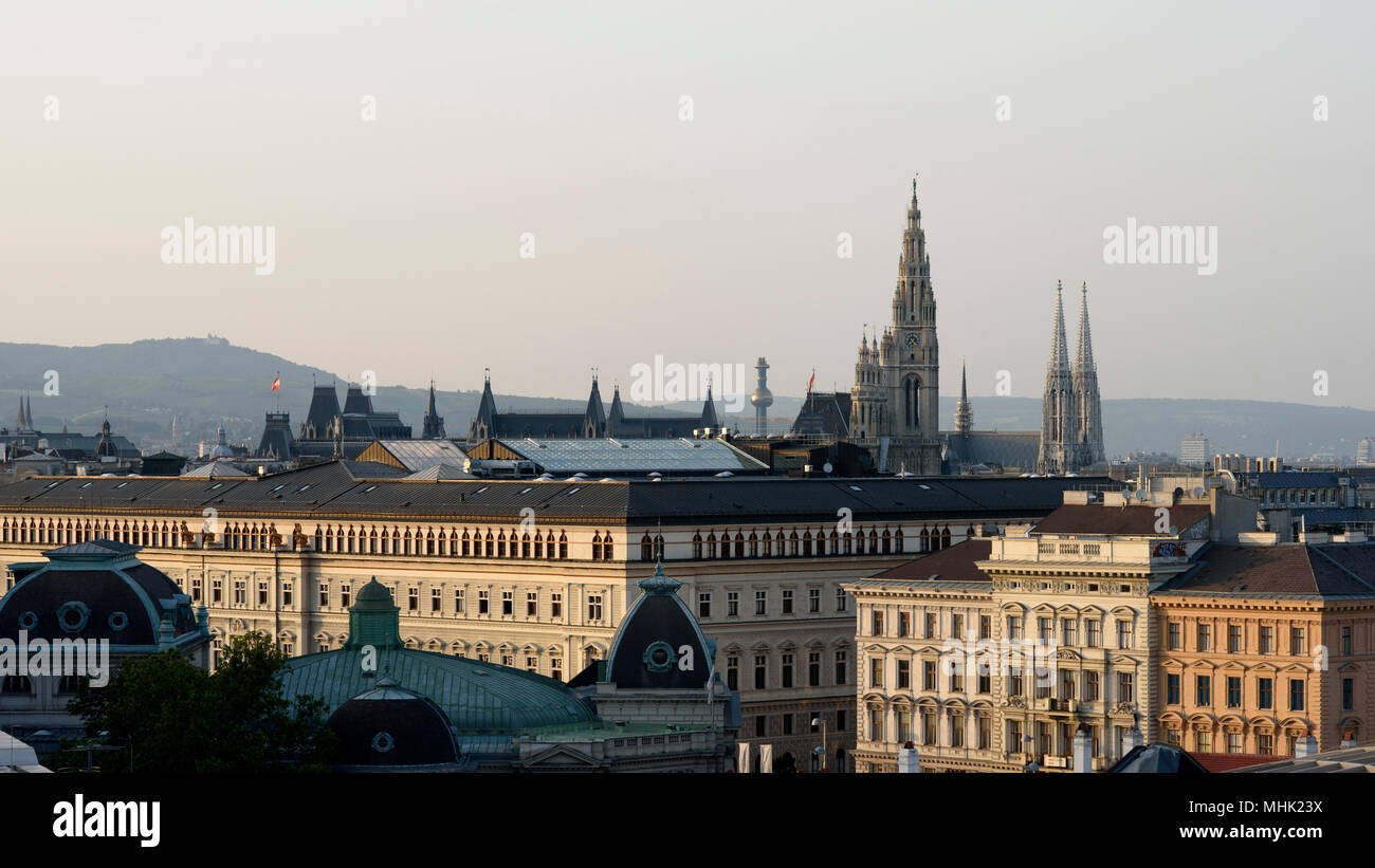 Il Rathaus, neogotica di city hall, telai in alto lo skyline della città vecchia di Vienna in Austria. Foto Stock