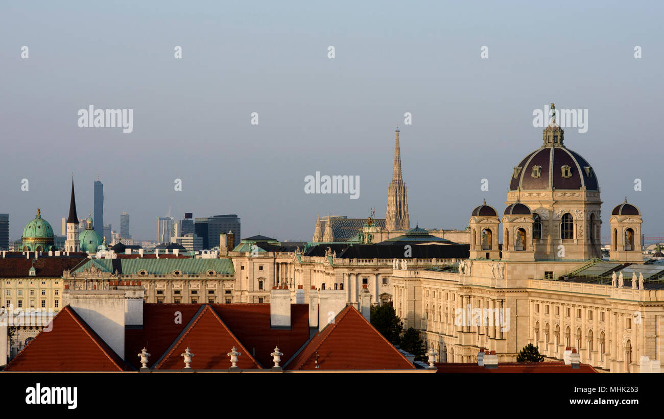 Lo skyline della Città Vecchia o Innere Stadt e moderni edifici di Vienna in Austria. In primo piano è il MuseumsQuartier. Foto Stock