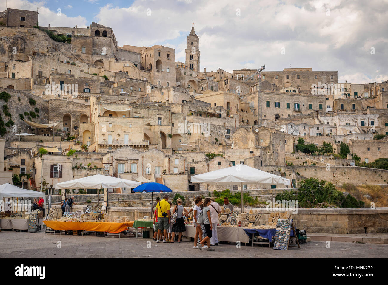 Matera (Italia), settembre 2017. Vista panoramica del Sasso Caveoso dalla chiesa di San Pietro Caveoso. Formato orizzontale. Foto Stock