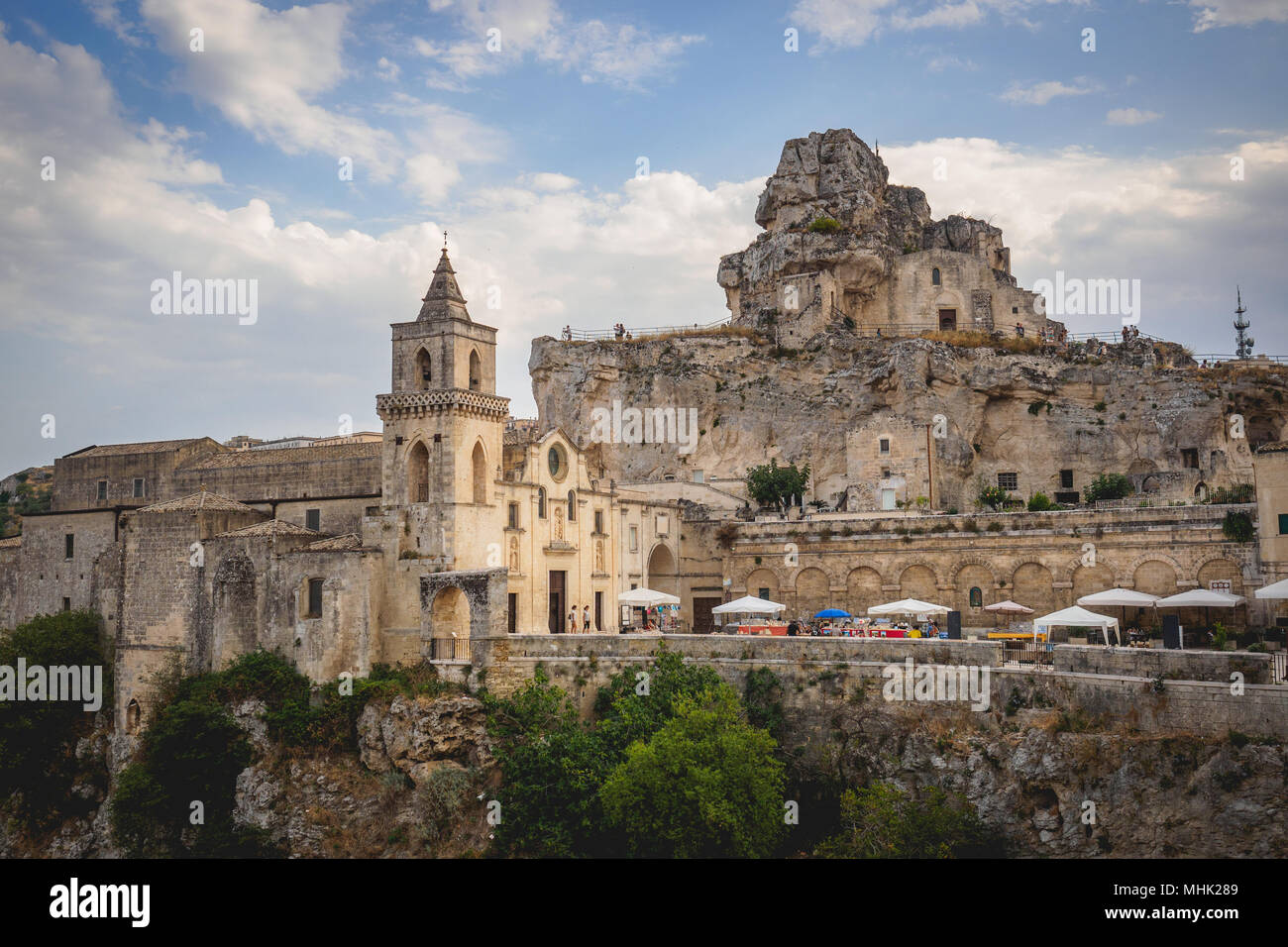 Matera (Italia), settembre 2017. Chiesa di San Pietro Caveoso con le tipiche abitazioni grotte. Formato orizzontale. Foto Stock