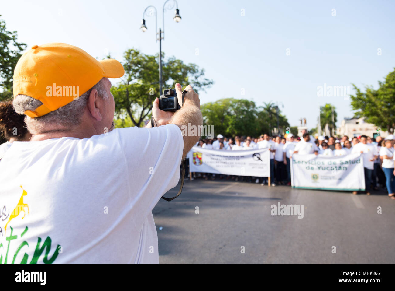 Un uomo di prendere una fotografia ad un grande gruppo di persone per celebrare il lavoratore internazionale il giorno 1 maggio a Mérida Yucatán México. Foto Stock