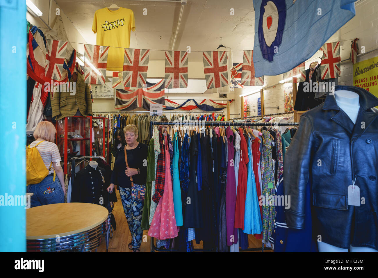 Londra (UK), settembre 2017. Vintage negozio di abbigliamento nel mercato di Greenwich. Formato orizzontale. Foto Stock