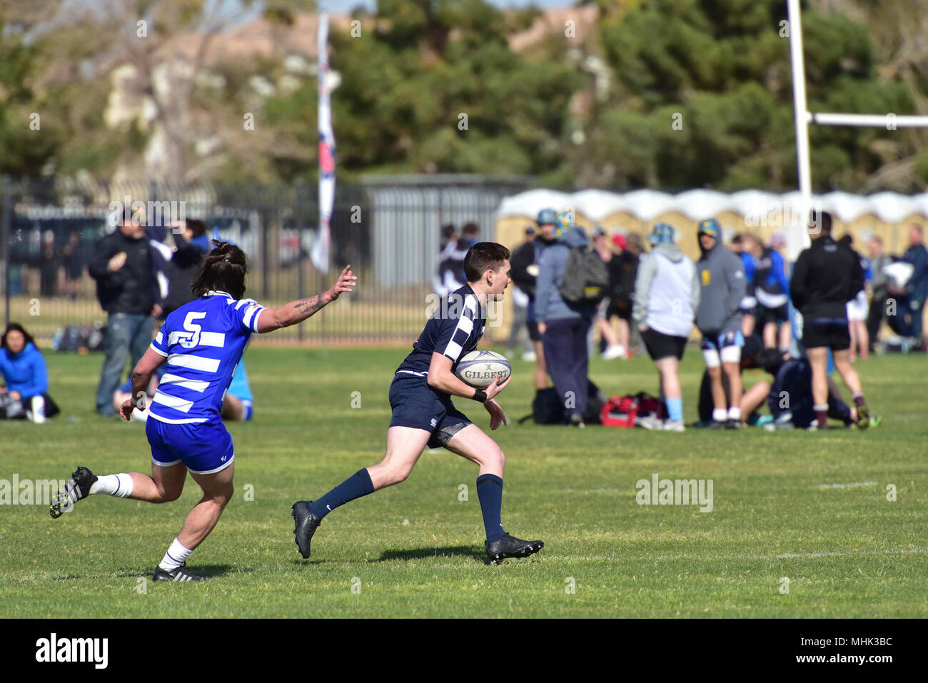 Marinaio Jonathan Dittoe, dalla Coast Guard ausili alla navigazione Team Sika, Alaska e la protezione di litorale uomini rubgy team, difende contro un avversario giocatore di rugby durante un sevens rugby match contro al Las Vegas Invitational, il più grande torneo di rugby in Nord America, 1 marzo 2018. Più di 275 squadre hanno gareggiato in 28 divisioni oltre l'annuale evento in più giorni, che correva a fianco degli USA Sevens Rugby internazionale torneo. (U.S. Coast Guard Foto Stock