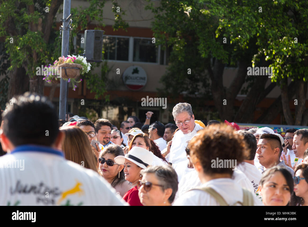 Un grande gruppo di persone per celebrare il lavoratore internazionale il giorno 1 maggio a Mérida Yucatán México. Foto Stock