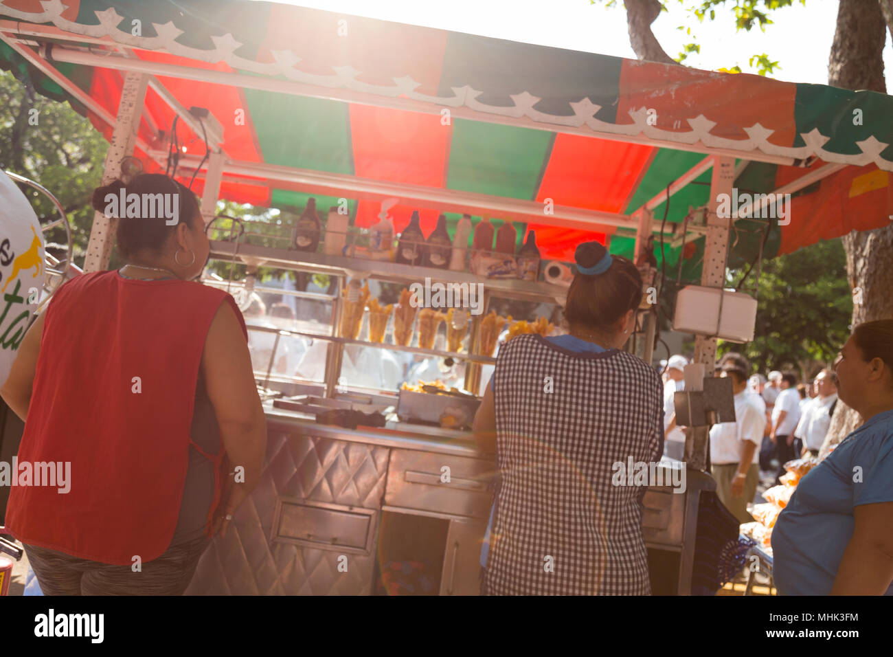 Due donne in attesa di vendere il cibo e le bevande al popolo riuniti per celebrare Internazionale dei Lavoratori il giorno 1 maggio a Mérida Yucatán México. Foto Stock